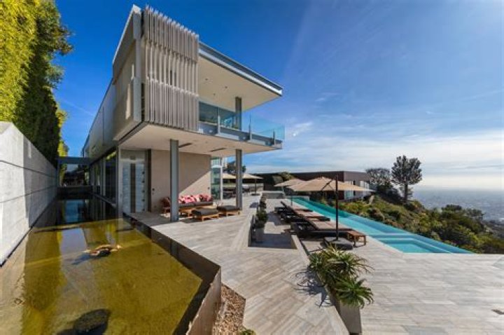 Jeremy Piven Dropped $6.8 Million On Glass-Walled Home In Hollywood Hills