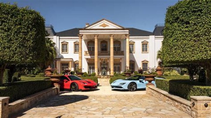 Papa John Schnatter's $500 Million Fortune Bought This Insane 40,000 Square Foot Kentucky Mansion